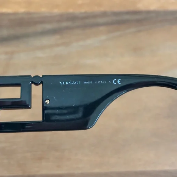 Versace - Picture 8 of 8